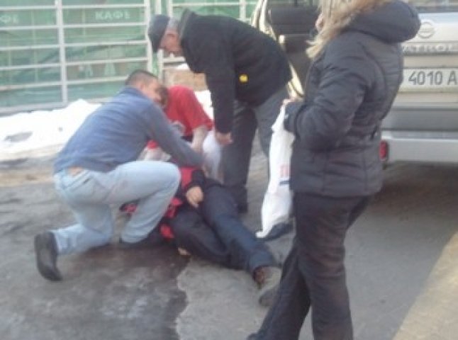 Ужгородського чиновника, котрий з одного удару вбив людину, міліція затримати не може 