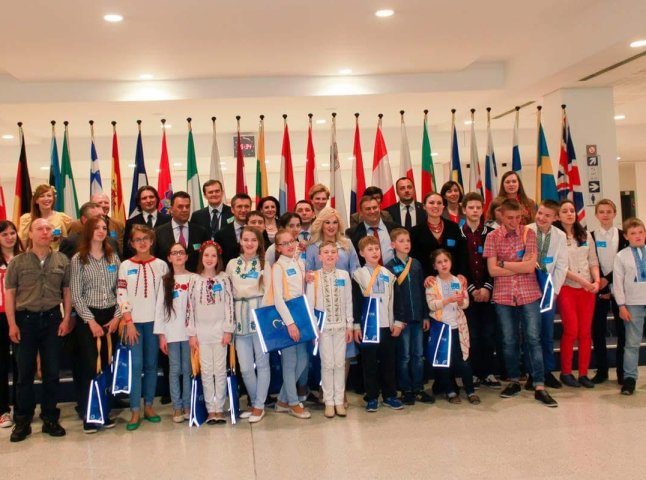 Михайло Рівіс у Європарламенті разом із дітьми написав побажання та наклеїв на карту світу голубів миру