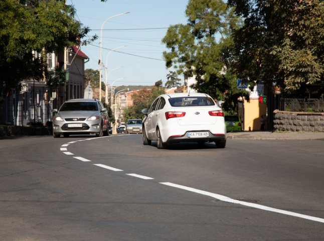 В Ужгороді наносять дорожню розмітку