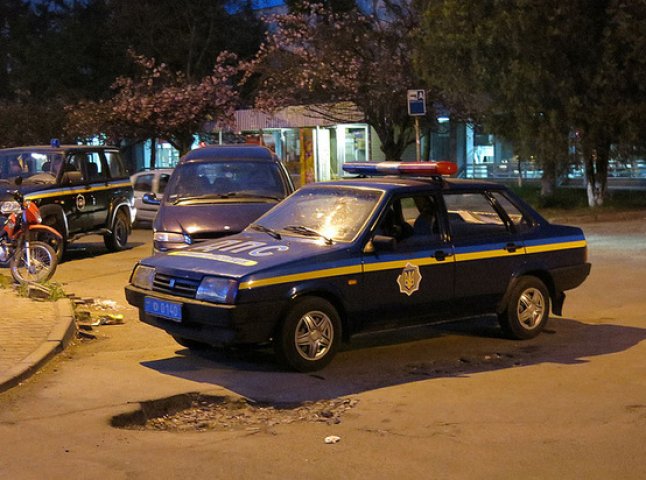 В Ужгороді водій збив пішохода: очивидці події стверджують, що перехожий був сильно п’яний і його штовхнули під машину (ФОТО)