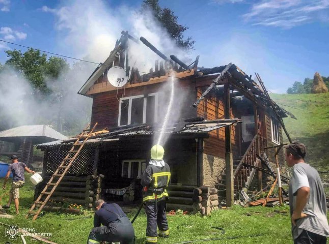 Сусіди збіглись рятувати будинок сім’ї від пожежі. Допомогли вогнеборці