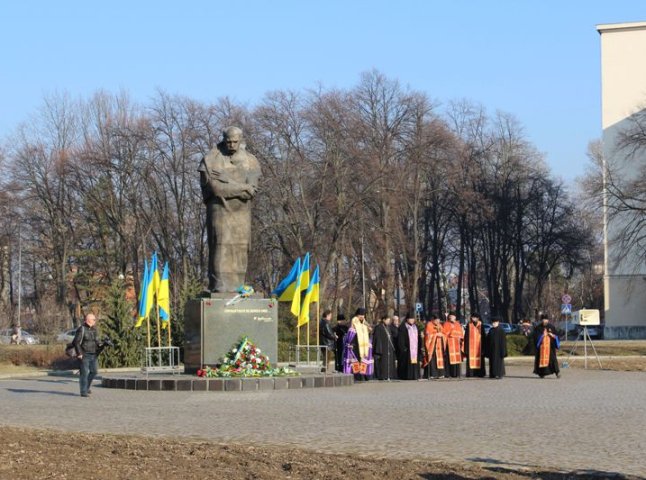 В Ужгороді вшанували 201-річницю з Дня народження Тараса Шевченка (ФОТО)