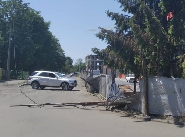 В одному з районів Ужгорода небезпечно впала електроопора, рух заблоковано