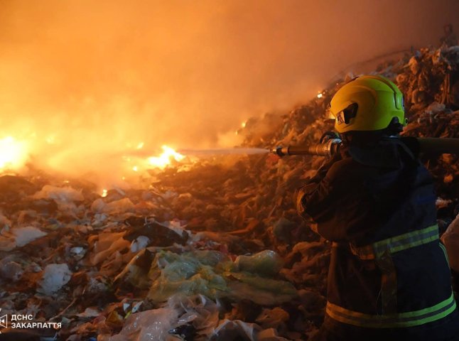 З опівночі до ранку рятувальники гасили пожежу на сміттєзвалищі