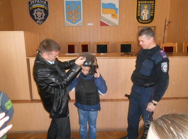 Учні Мукачівської ЗОШ №20 завітали на екскурсію у міліцію