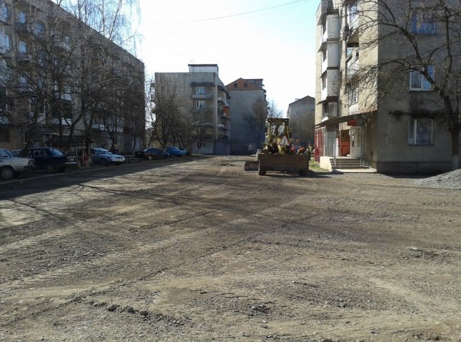 В Іршаві розпочали ремонтувати міські дороги