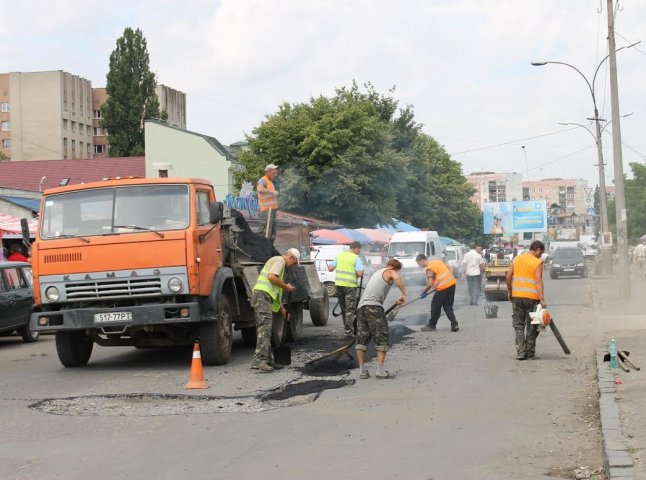 До кінця дня в Ужгороді закінчать ремонтувати вулицю Бородіна