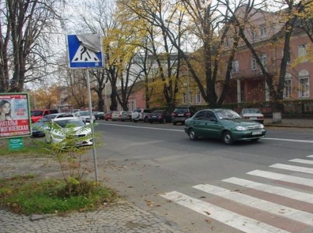 На одній з вулиць Ужгорода дорожній знак "жахає" жителів міста