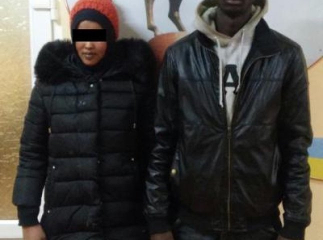 На україно-угорському кордоні мукачівські прикордонники затримали двох нелегалів із Африки