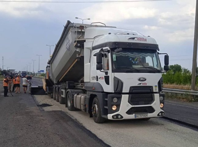До найбільшого пункту пропуску на кордоні з Угорщиною ремонтують трасу До найбільшого пункту пропуску на кордоні з Угорщиною ремонтують трасу