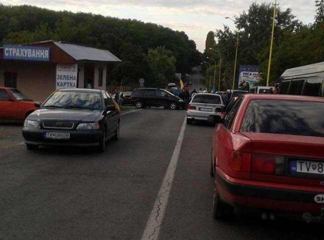 "Пересічники" знову заблокували в’їзд на КПП "Ужгород"