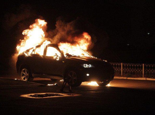 На Ужгородщині приватному підприємцю підпалили два автомобілі
