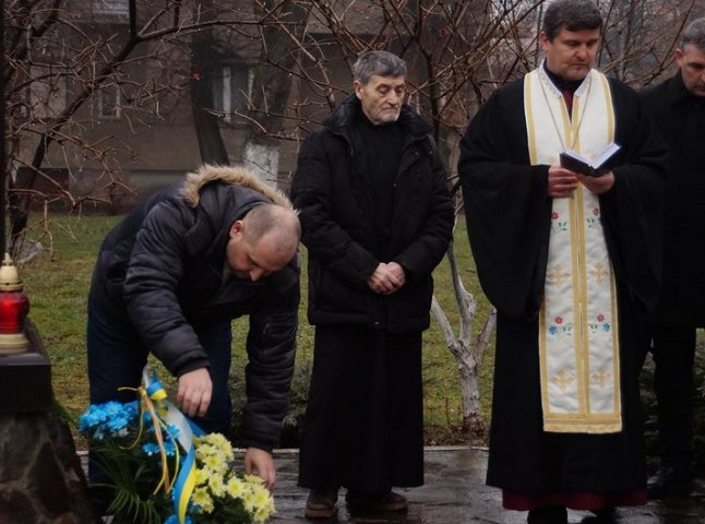 У Мукачеві молилися за Героїв, які загинули в бою під Крутами