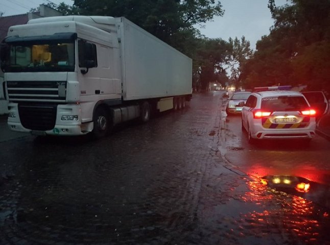 Далекобійник намагався підкупити поліцейських