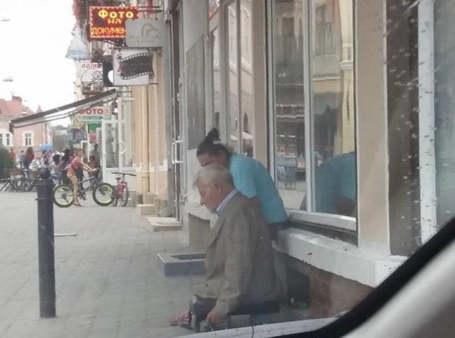 У центрі Ужгорода ромка забрала у сліпого дідуся гроші і хліб