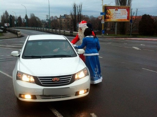 Дід Мороз і Снігурочка зупиняли водіїв в Ужгороді