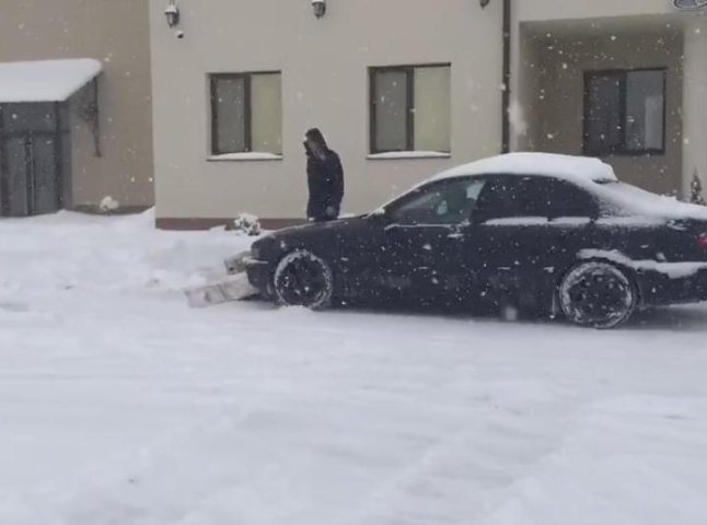 Зимовий майстер-клас: на Закарпатті з автомобіля "BMW" зробили снігоочисну машину