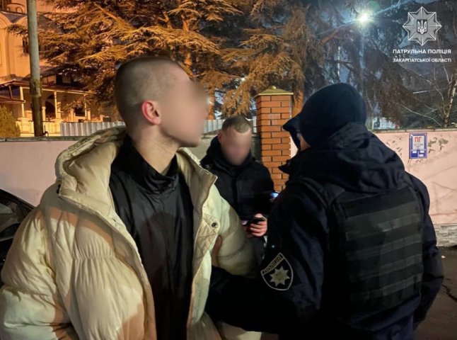 В Ужгороді патрульні помітили підозрілу поведінку двох чоловіків