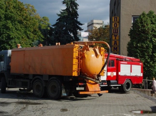 В Ужгороді на площі Поштовій вже наповнюють водою відреконструйований фонтан (ФОТО)