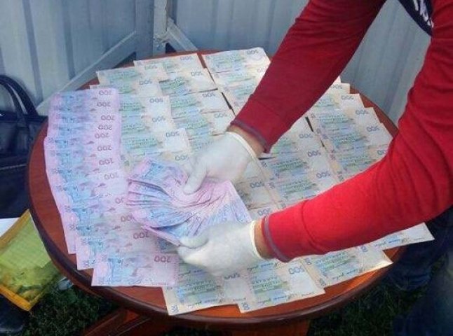 Начальника відділу ПАТ "Закарпатгаз" затримано при одержанні 50 тис. грн хабара