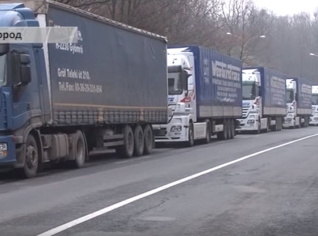 На КПП "Ужгород – Вишнє Нємецке" стоять близько двох сотень вантажівок