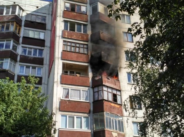 Під час вчорашньої пожежі в Ужгороді вогнеборці врятували життя чоловіку