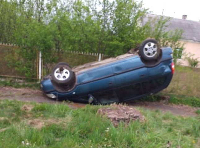 Авто перекинулось на дах: п’яна жінка скоїла аварію