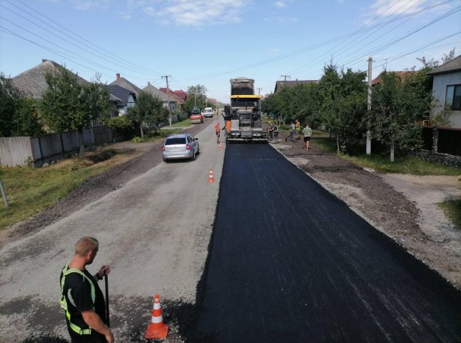 В одному з сіл Мукачівщини ремонтують дорогу