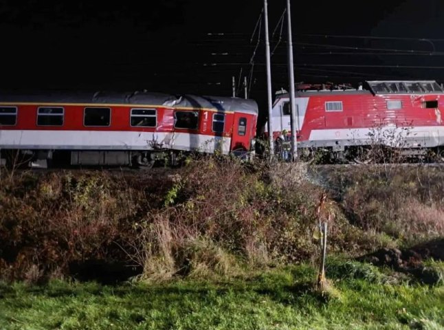 У сусідній Словаччині зіткнулись два пасажирські потяги: що про це відомо