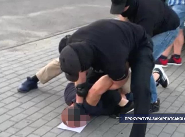 Затримання біля торгового центру Мукачева: подробиці від прокуратури