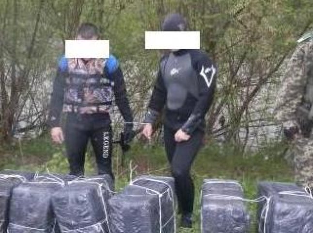 На Рахівщині затримали двох аквалангістів з контрабандними сигаретами
