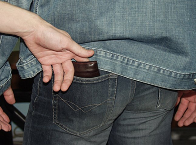 Поліцейські розповіли, у яких містах Закарпаття найбільше кишенькових крадіжок