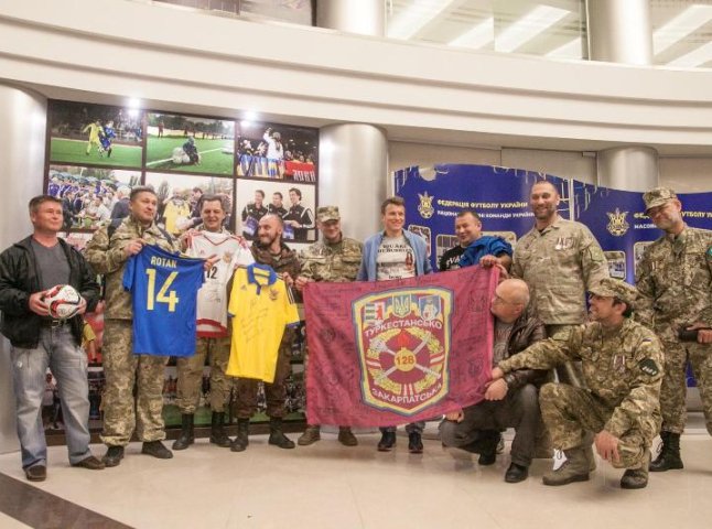 Гравці збірної України з футболу та 128-а бригада обмінялись подарунками