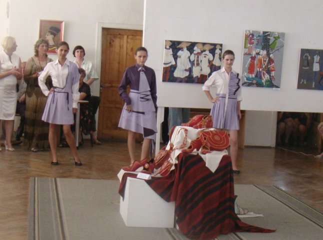 У картинній галереї Мукачева представили творчі та магістерські роботи студентів (ФОТОРЕПОРТАЖ)