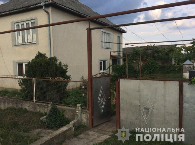 Грабіж на Мукачівщині: 4 чоловіків увірвалися у чужий будинок