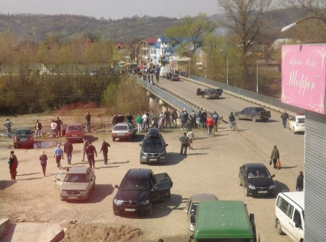 У селищі Ясіня двоє хлопців втекли від ДАІ, зістрибнувши із мосту у річку Тиса (ФОТО)