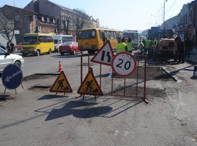 У Мукачеві ремонтують вулицю Миру (ФОТО)