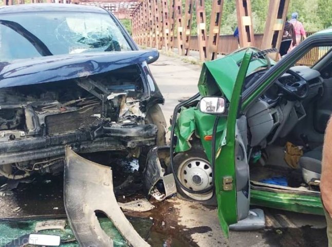 Моторошна ДТП у Виноградові: на мосту лоб у лоб зіткнулись два автомобілі