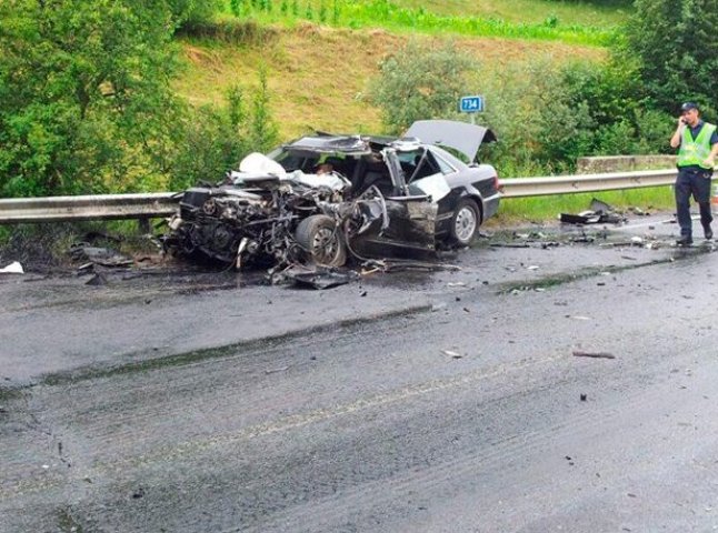 Смертельна ДТП на Свалявщині: на трасі "Київ-Чоп" іномарка "Audi" в’їхала у вантажівку