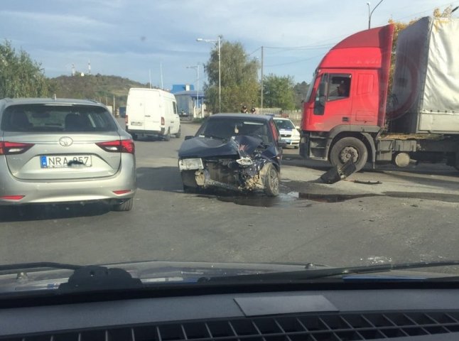 У Мукачеві сталась ДТП. Одна з машин сильно пошкоджена