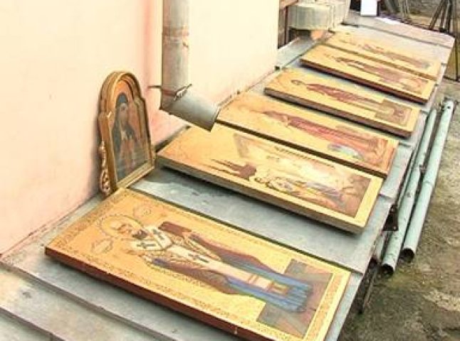 Закарпатські митники запобігли вивезенню з України старовинних ікон та зброї