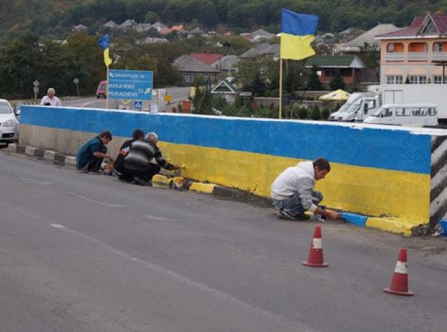 Так званий "Білий міст" у Великій Копані став синьо-жовтим (ФОТОФАКТ)