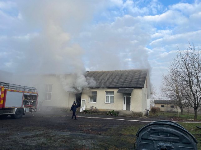 На Берегівщині на території одного з ліцеїв виникла пожежа