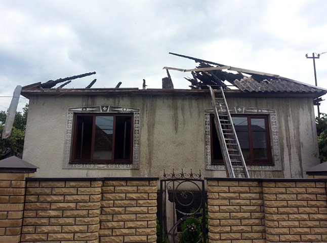 На Іршавщині вогонь запалав у житловому будинку та літній кухні