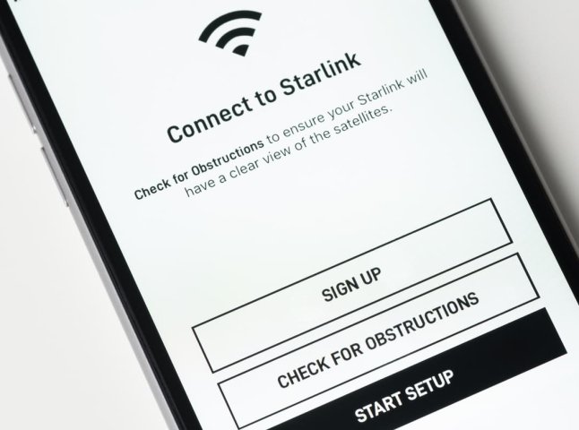 Українці масово завантажують додаток Starlink для Інтернету від Ілона Маска