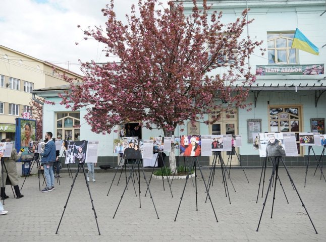 На Театральній площі в Ужгороді відбулась фотовиставка "Переселенці на Закарпатті: життя без стереотипів"