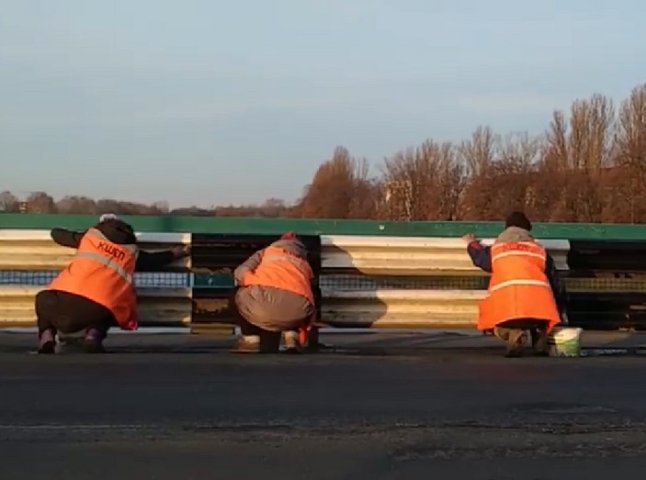 В Ужгороді готуються до приїзду Петра Порошенка: миють транспортний міст