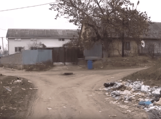 Вулиця Спортивна у мікрорайоні Радванка засипана сміттям