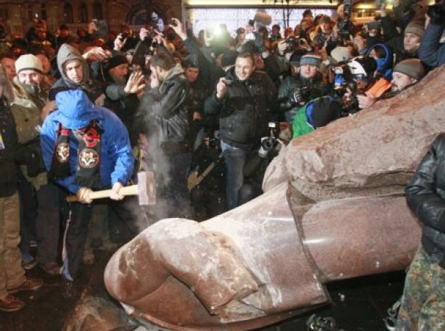 Міліція почала затримувати активістів за повалення пам’ятника Леніну і навіть тих, хто просто стояв поруч
