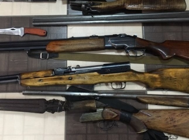 На Рахівщині місцеві мешканці здали поліцейським незареєстровану зброю